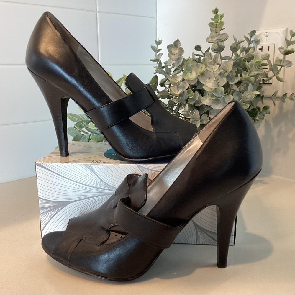 BCBG Paris Elegant Black Leather Women's T-Strap Heels Sz 8.5 - Picture 3 of 7
